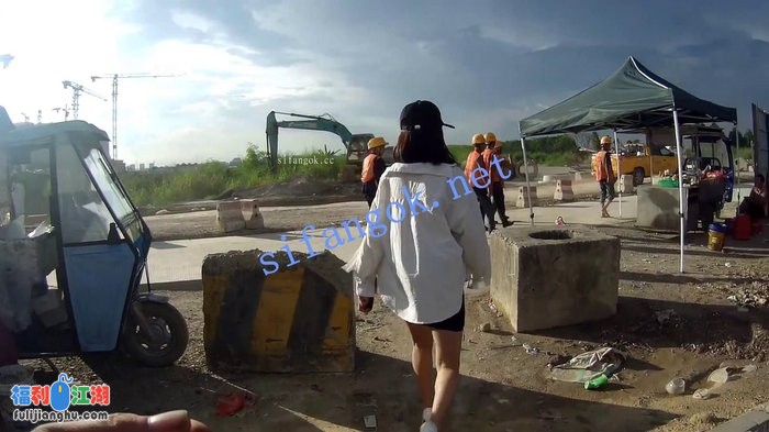 ❤️【cikaimoon】户外露出散步 大爷强行拍照争抢手机！[某房原版]【3.1G】 预览图 5