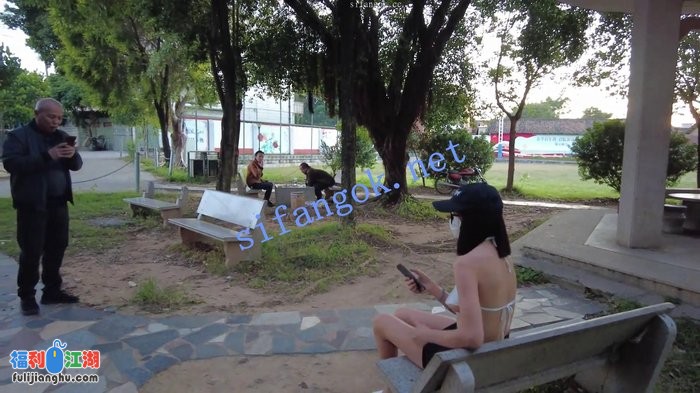 ❤️【cikaimoon】户外露出散步 大爷强行拍照争抢手机！[某房原版]【3.1G】 预览图 1