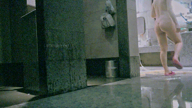 ⚫️澡堂子真实偷拍全裸姐妹洗澡完毕镜子前做身体面部保养 预览图 2