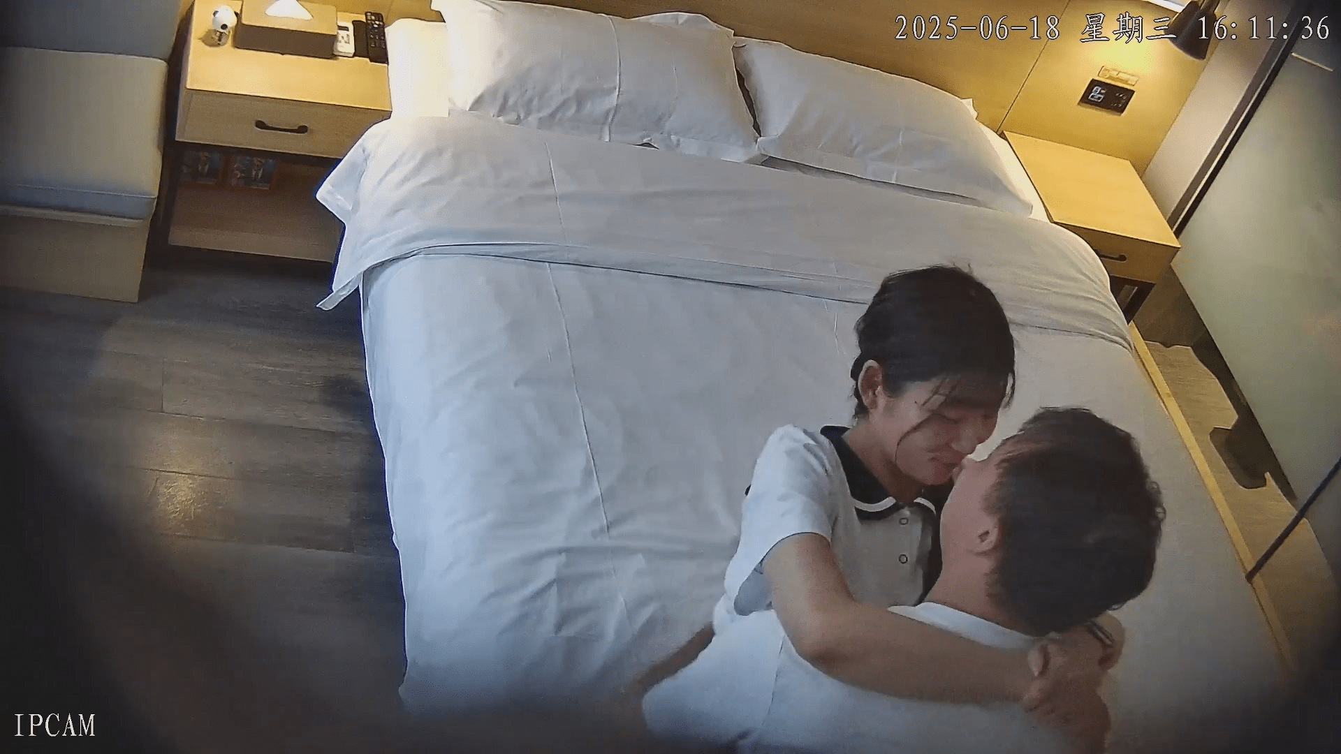 6-18流出个人私藏高清台偷拍❤️口味很特别的胖叔玩弄人妻少妇让她扎个马尾辫穿上学生装玩制服诱惑 预览图 1