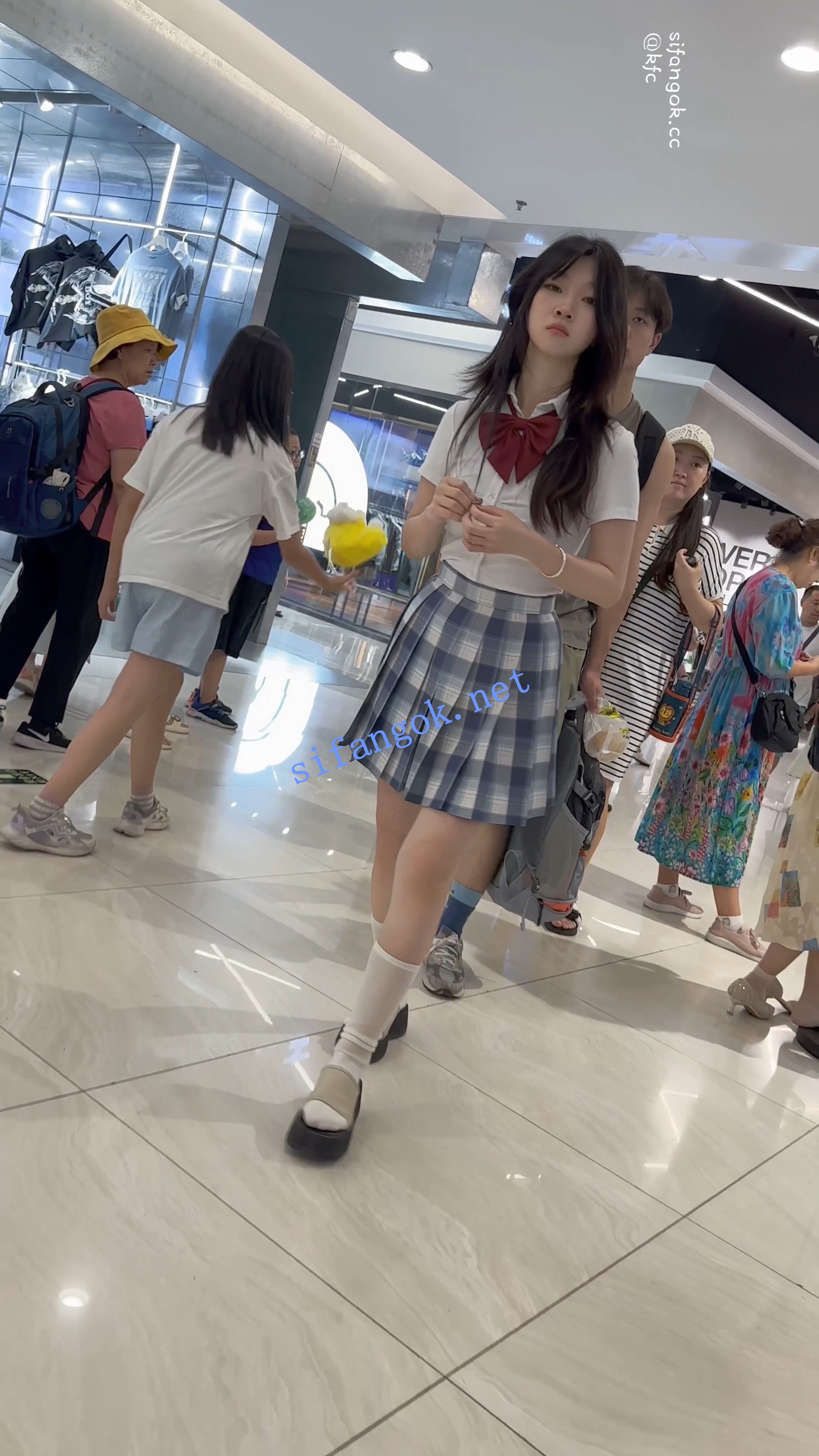 【KFC】JK萝莉和男友吵架·一直闷闷不乐·趁机CD看她无痕白内 预览图 1