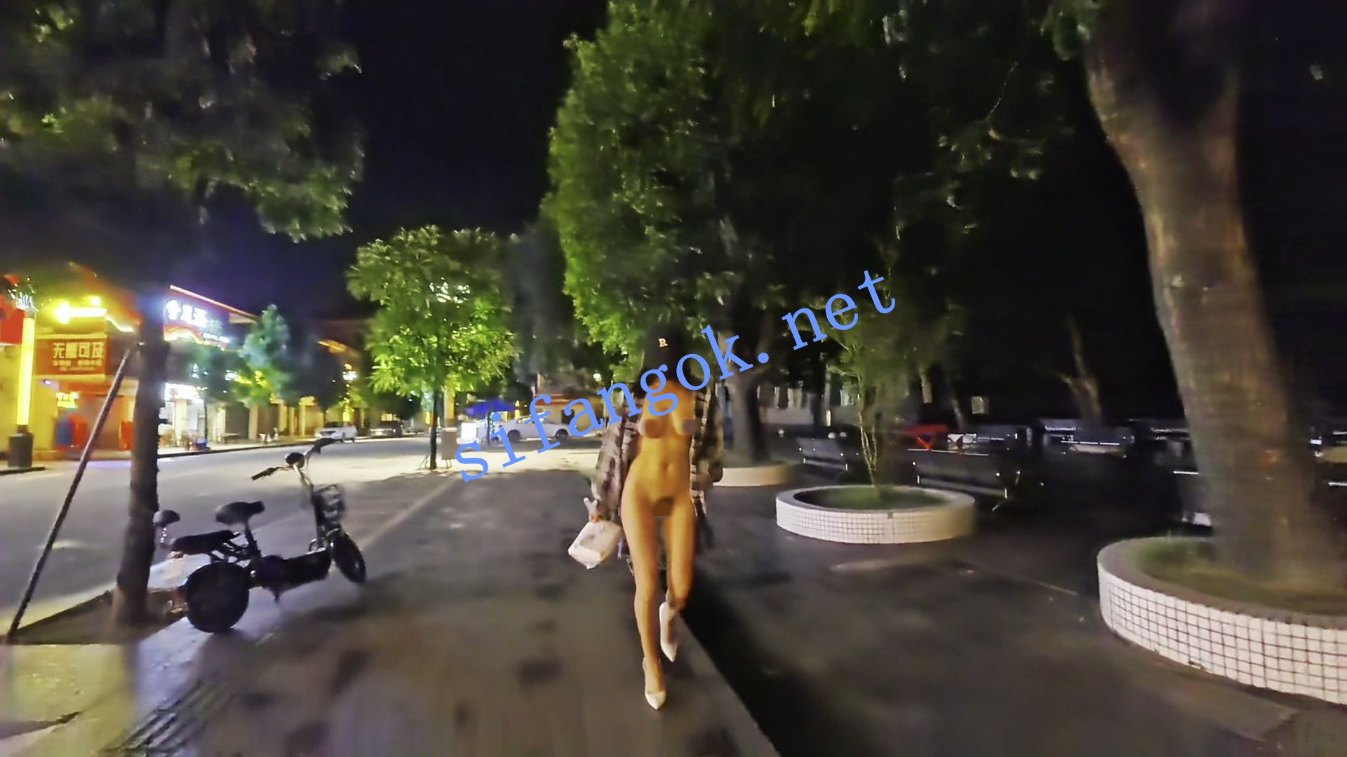 ❤️【cikaimoon】夜市裸露买烧烤人前极限露出 预览图 2