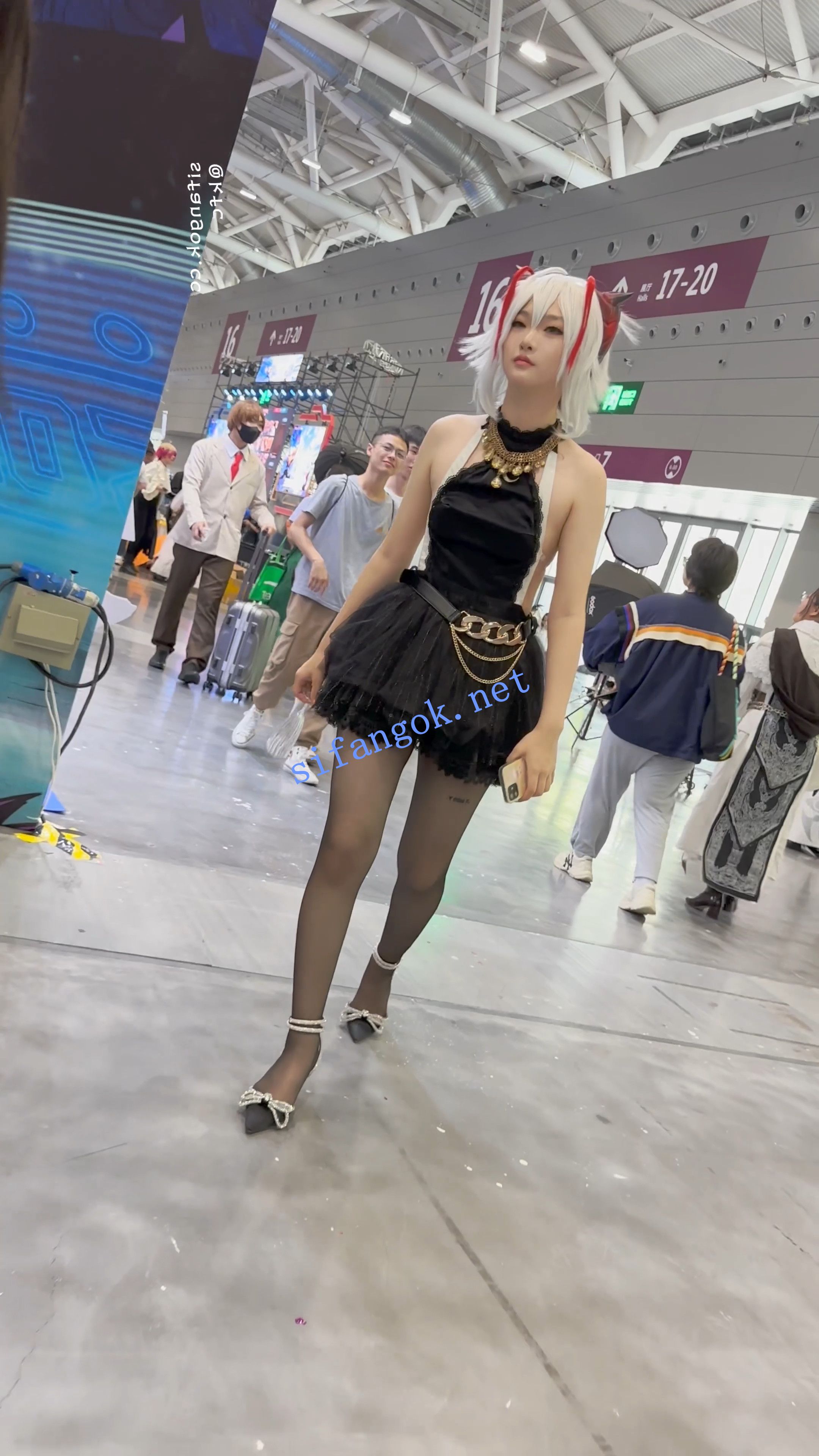 【KFC】短裙露背装COSER逛街约拍·高跟黑丝袜粉色内前后CD够骚 预览图 1