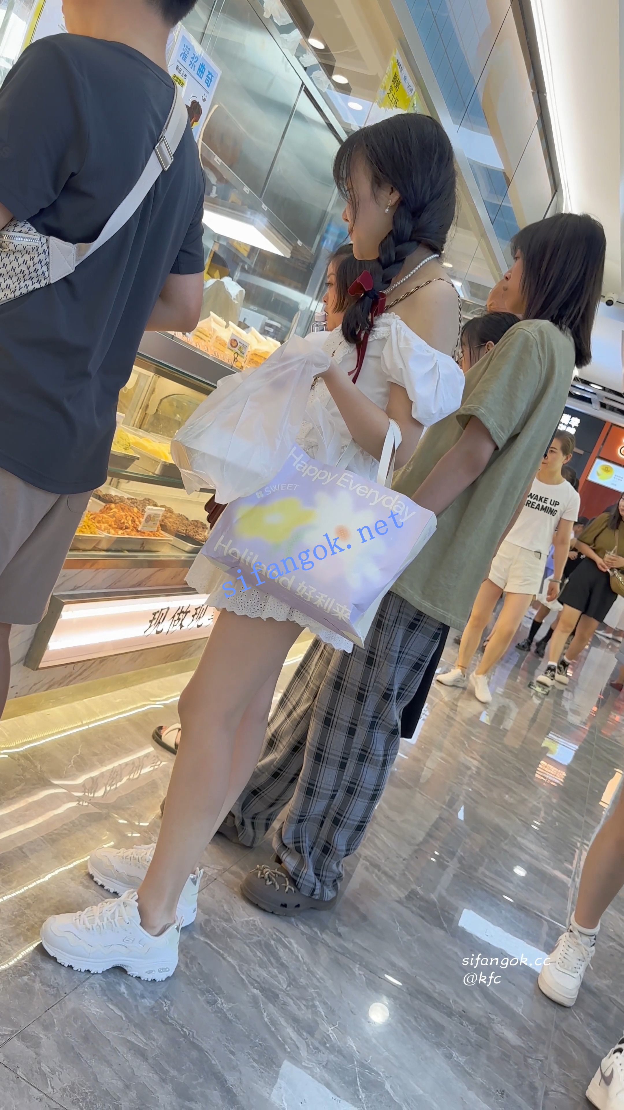 【KFC】长裙学生妹逛街买甜品·白色内内夹进翘臀里超清CD 预览图 1