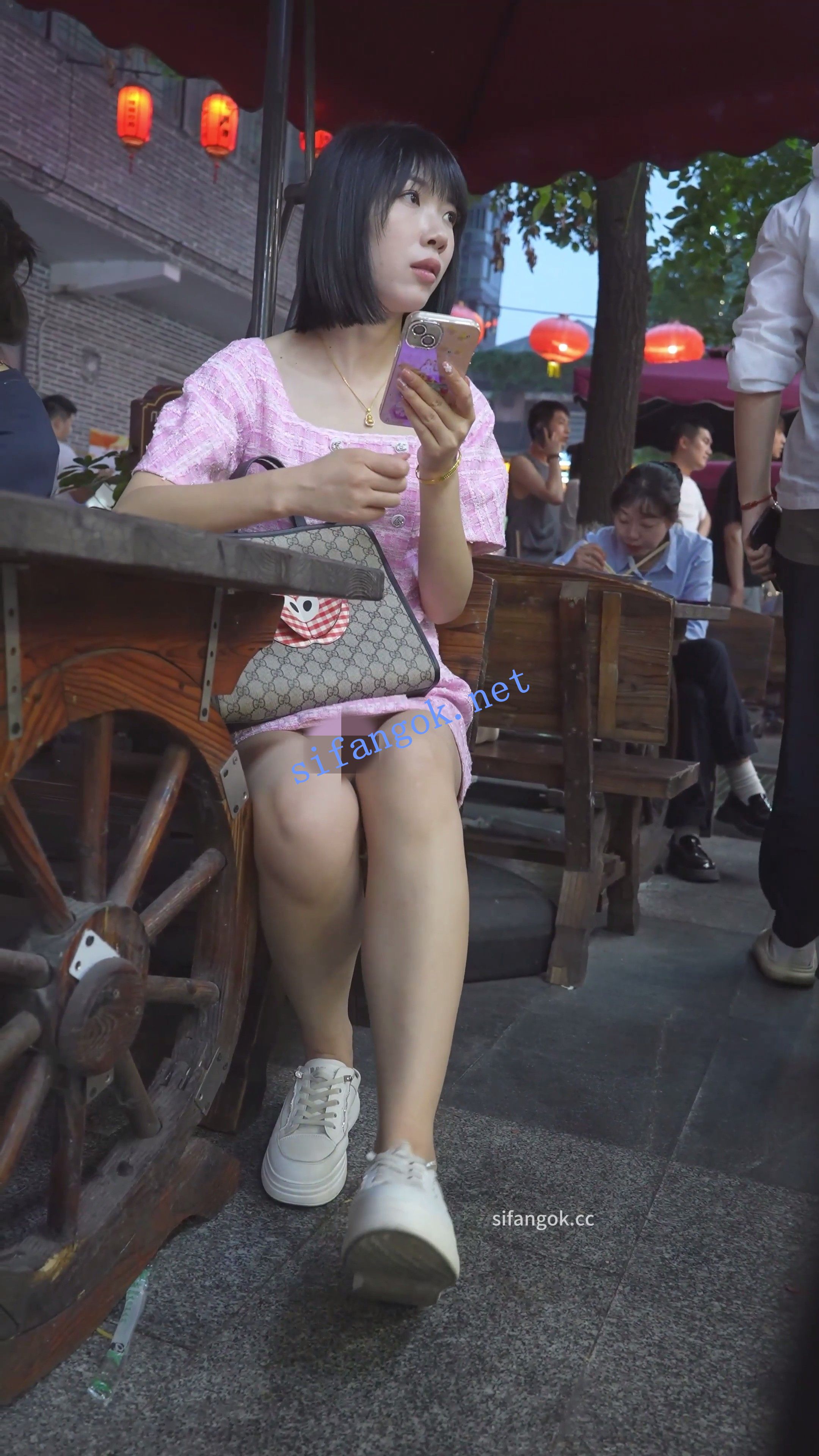 (BC-AA-612)粉裙小姐姐路边买小吃..坐下走光直接给你看花内 预览图 1