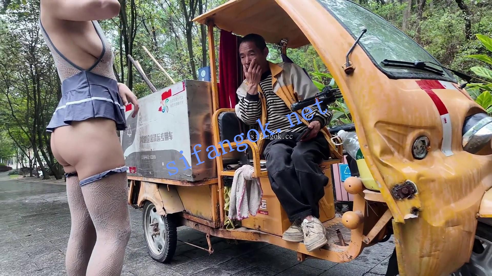 ❤️【cikaimoon】户外露出 无视路人故意露出勾引 预览图 33