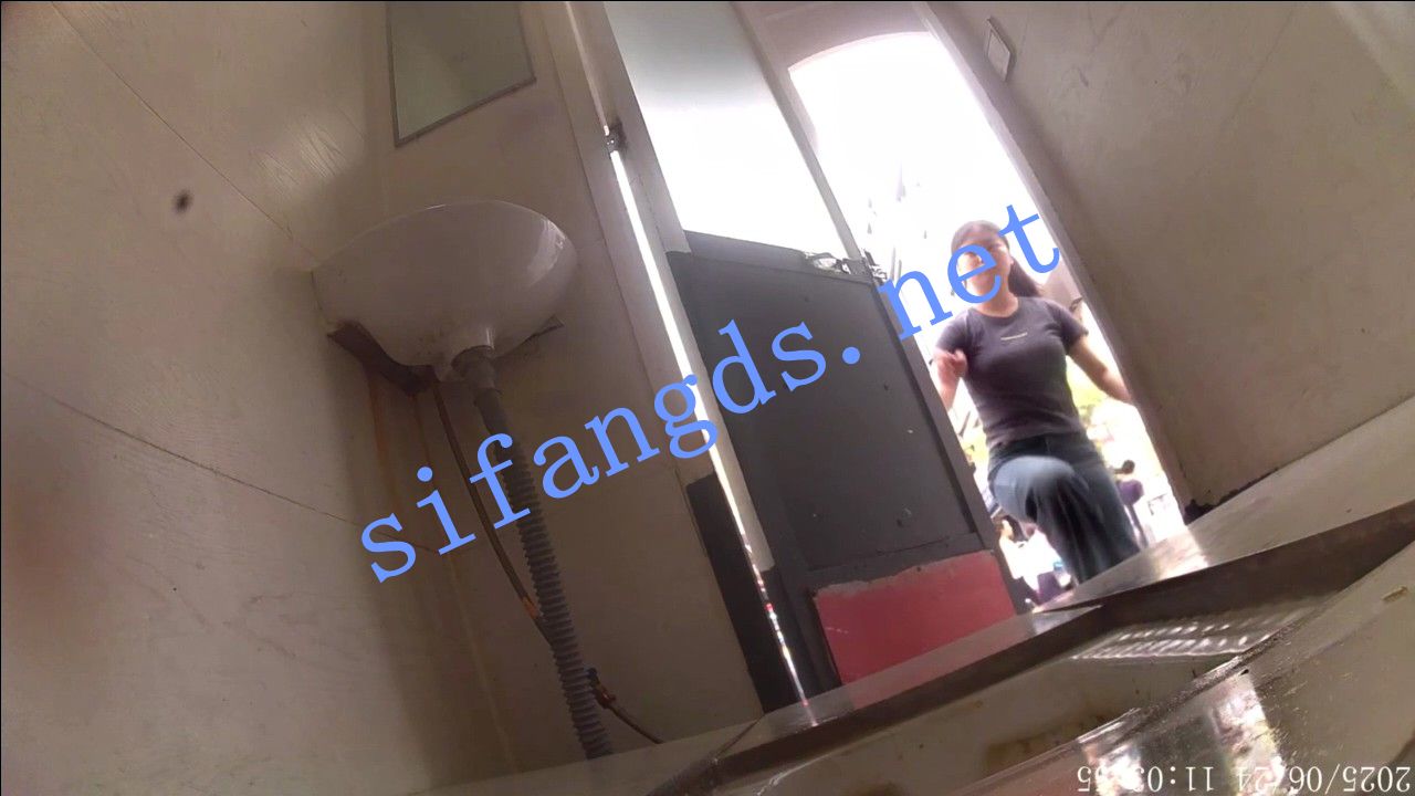 ✅【厕拍】公共厕所偷拍几位年轻妹子上厕所 预览图 1