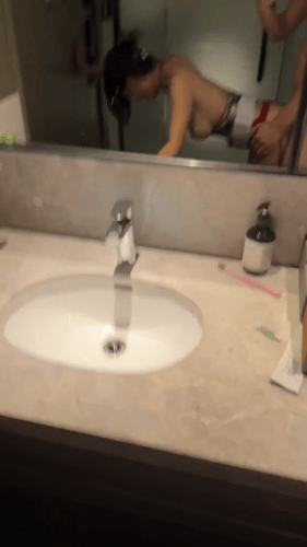 最新反差婊泄密，反差眼镜婊舔脚吞精敷面膜,无套内射流出合集【78V31G 】 预览图 26