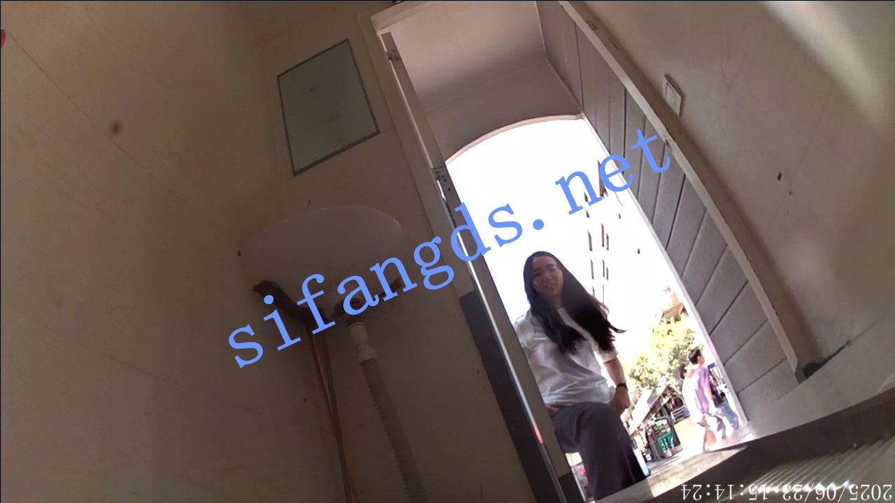 ✅【厕拍】公共厕所偷拍几位年轻妹子上厕所 预览图 3