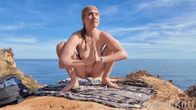 户外裸体旅行博主Cosmic Kitti 带两闺蜜海滩全裸漫步 图书馆超市全裸露出 预览图 8