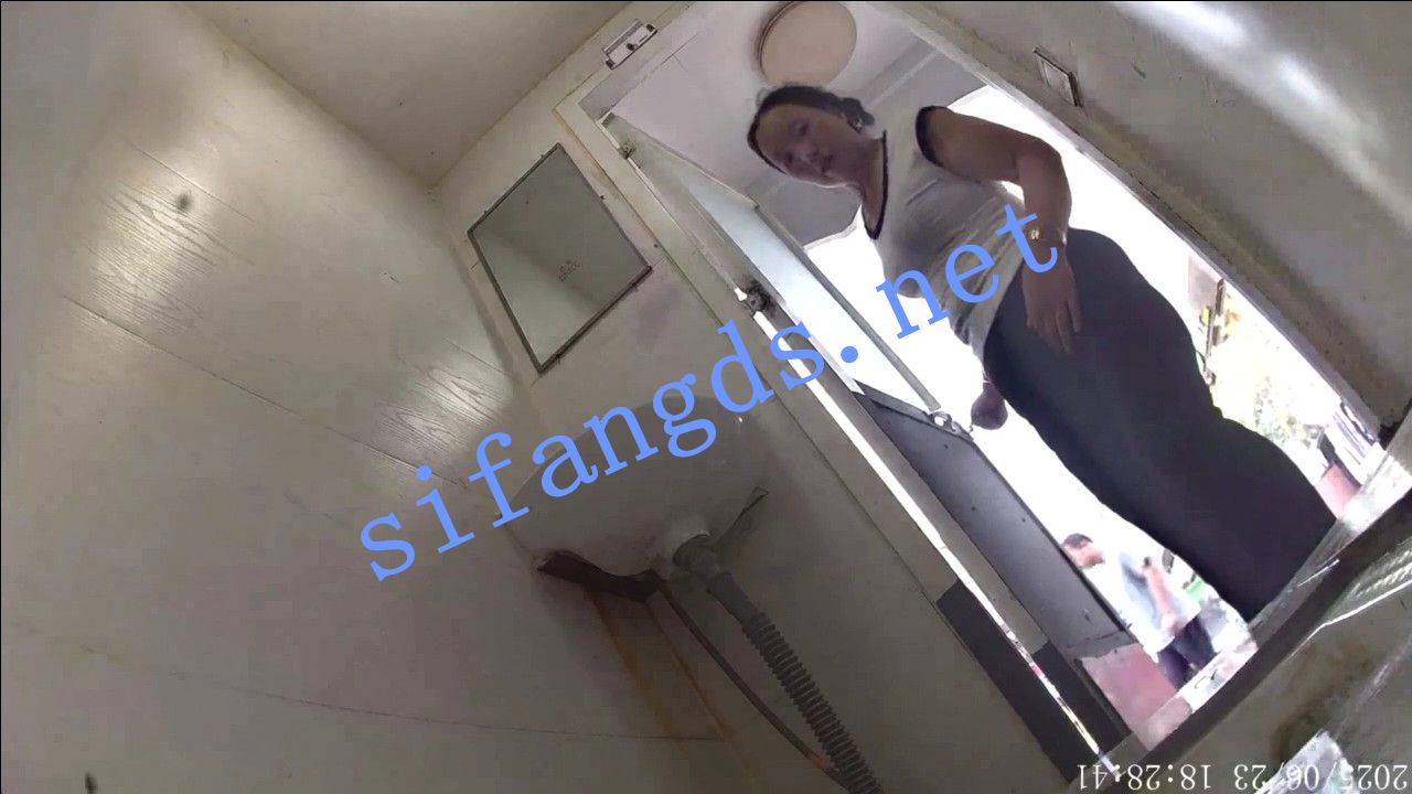 ✅【厕拍】公共厕所偷拍几位年轻妹子上厕所 预览图 5