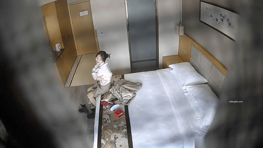 大学城周边酒店、钟点房偷拍合集，小情侣下课抽空午休也要来干一炮，甚至有些甚至不换校服着急开房 预览图 8