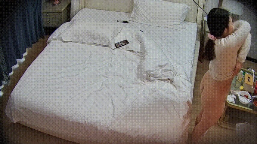 公寓酒店 1-14 好一个良家少妇 奶子可不小 男人双手玩得贼溜 体态丰腴 逼毛多又长 很极品的长期炮友 预览图 2