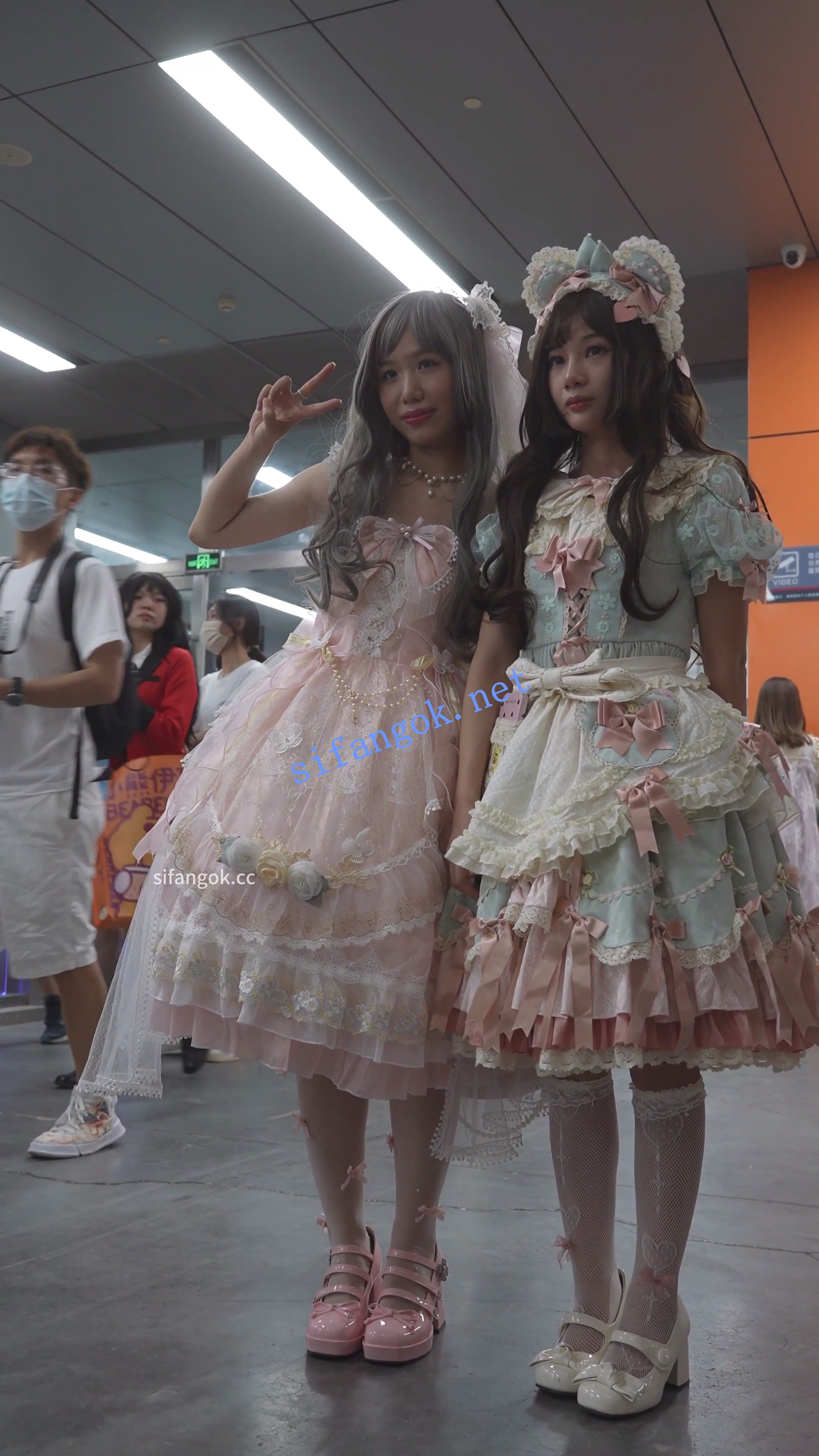 【xxn-257】粉色蕾丝裙可爱小姐姐..白丝屁股位置破了前后CD 预览图 1