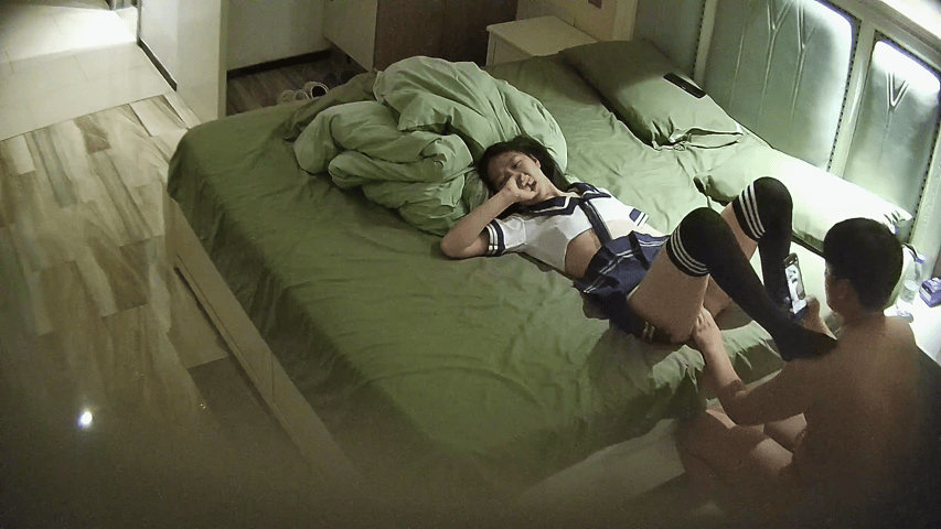 大学城周边酒店、钟点房偷拍合集，小情侣下课抽空午休也要来干一炮，甚至有些甚至不换校服着急开房 预览图 17