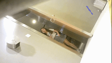 私房大神流出【隔墙有眼】经典厕拍，作死小能手的惊魂抄底神作大合集！ 预览图 41