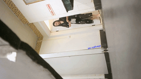 私房大神流出【隔墙有眼】经典厕拍，作死小能手的惊魂抄底神作大合集！ 预览图 4