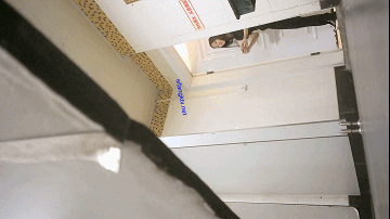 私房大神流出【隔墙有眼】经典厕拍，作死小能手的惊魂抄底神作大合集！ 预览图 15