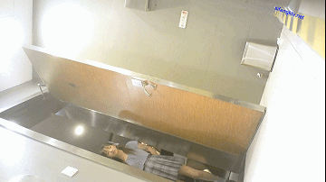 私房大神流出【隔墙有眼】经典厕拍，作死小能手的惊魂抄底神作大合集！ 预览图 35