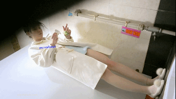 私房大神流出【隔墙有眼】经典厕拍，作死小能手的惊魂抄底神作大合集！ 预览图 13