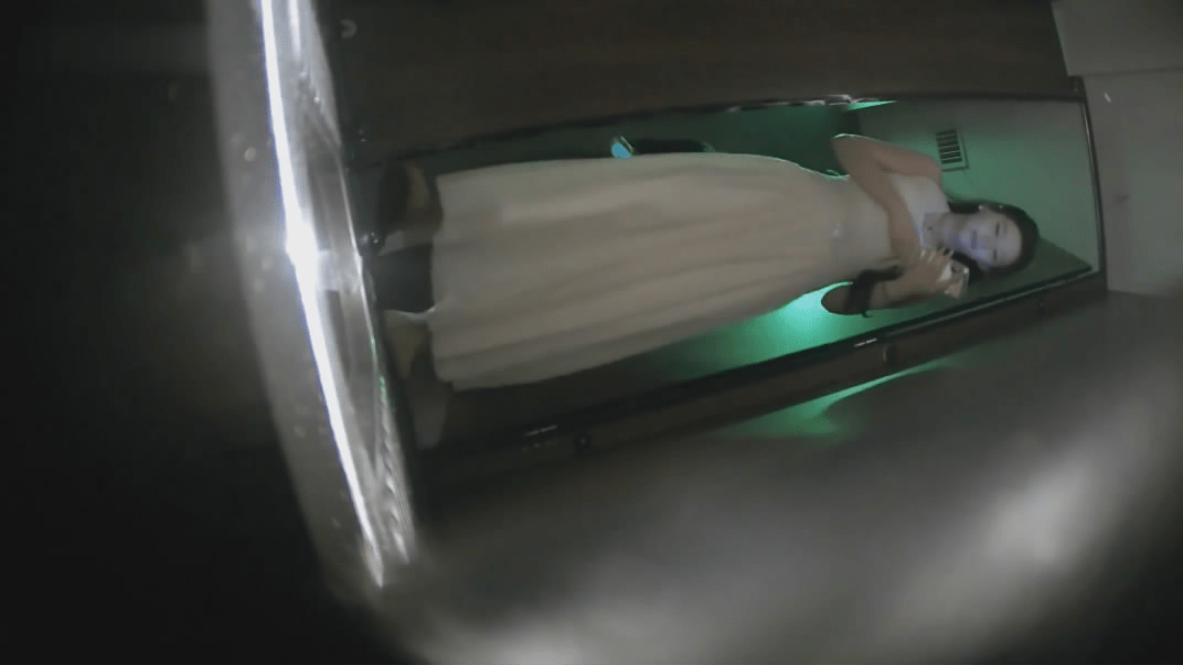 一月新流出❤️酒吧女厕后拍绿光系列❤️近视角高清后拍明星颜值白色长裙女神人美逼嫩 预览图 1