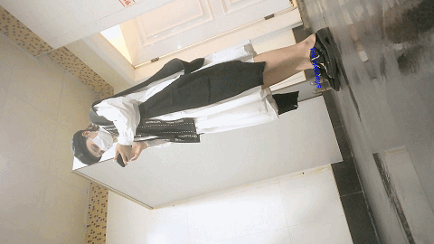 私房大神流出【隔墙有眼】经典厕拍，作死小能手的惊魂抄底神作大合集！ 预览图 3