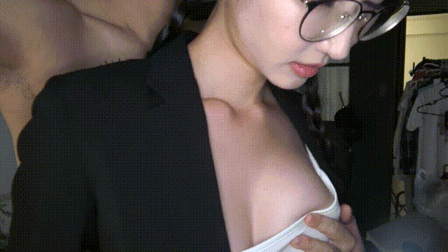 【稀有资源】【完整版】Fansly Yunadoll 饥渴的眼镜反差婊被摄影师粗暴地爆肏！ 预览图 1