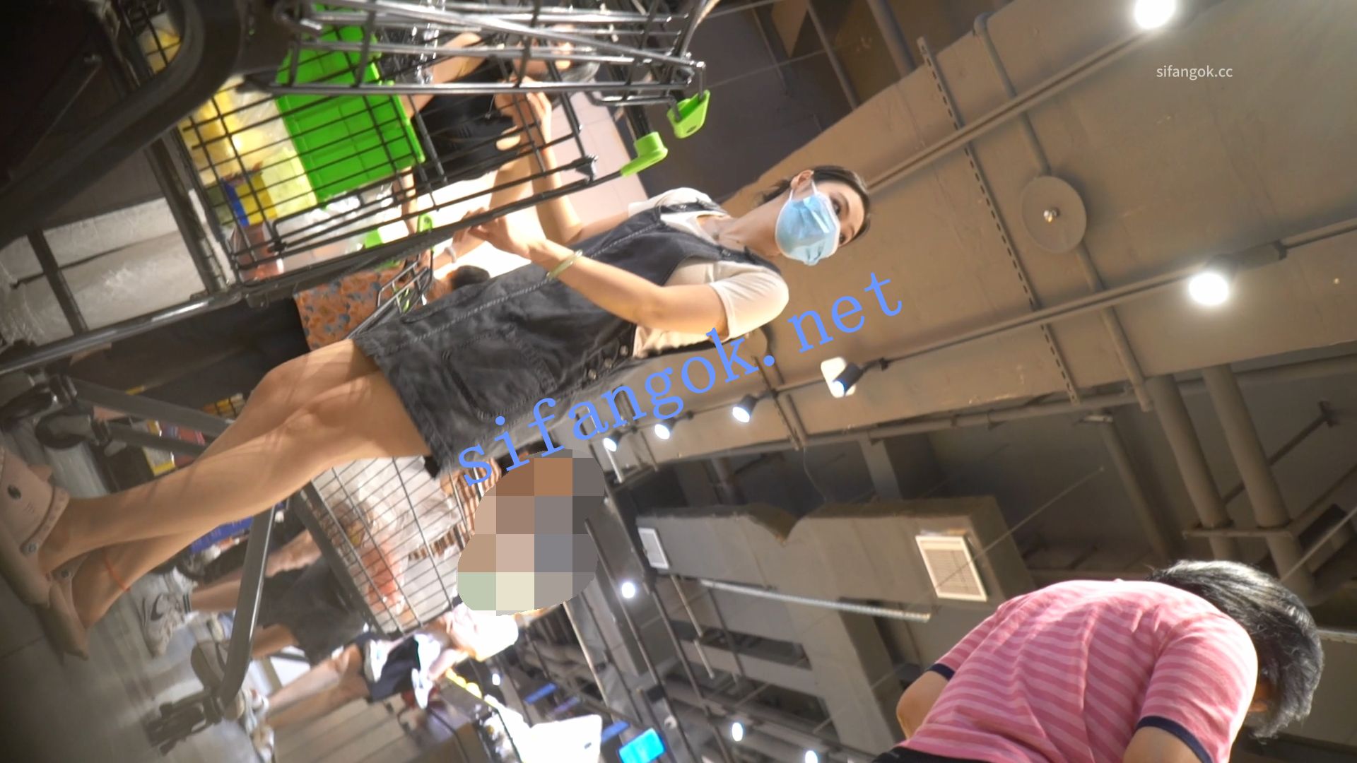 （空城原创）超短牛仔裙美女逛超市，干净天蓝N包裹肉臀 预览图 1