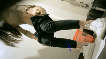 私房大神流出【隔墙有眼】经典厕拍，作死小能手的惊魂抄底神作大合集！ 预览图 17