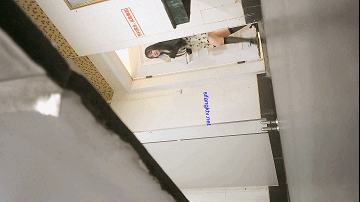 私房大神流出【隔墙有眼】经典厕拍，作死小能手的惊魂抄底神作大合集！ 预览图 49