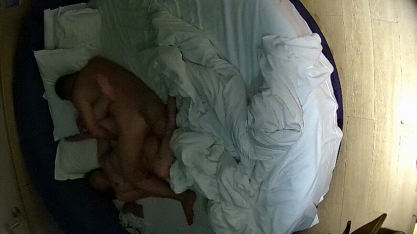 情趣台 1-14 眼镜男也是猴急 女人还在脱衣服 手就去扣逼了 老喜欢把屌往女人嘴里塞 还玩69 不过持久还行 预览图 7