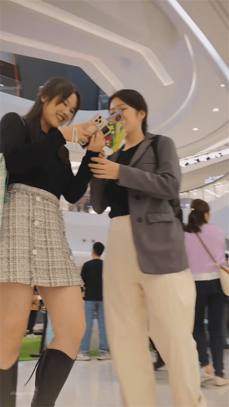 ❣️推荐❣️【商场抄底】极品粉衣反差婊，看着清纯实则不穿内裤，玉足特写，龟男的女友阴户饱满，吸精2分钟必射5V 预览图 1