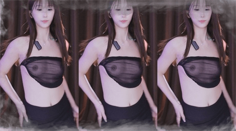 ❣️推荐❣️网易CC颜值嫩妹【小奶喵】好身材大长腿，极品白虎穴，裸舞诱惑，一条诱人的小肉缝2V