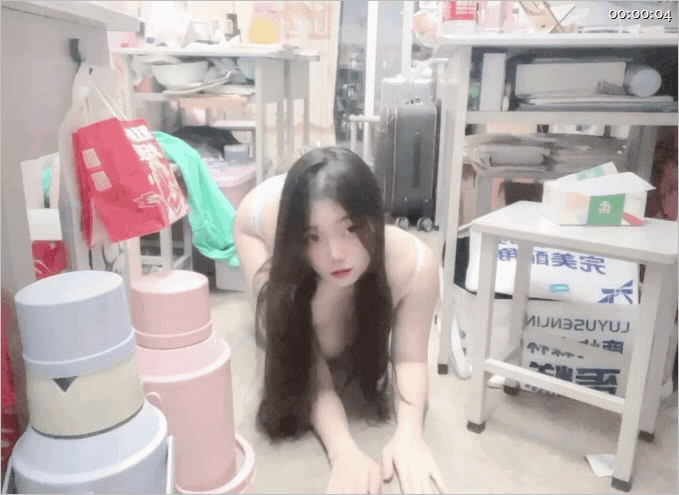 【户外露出】【小坦克】露脸巨乳高颜值大学生声音嗲的一批，宿舍自慰，户外露出,喝尿，私下极度反差是个露出癖138V 预览图 5