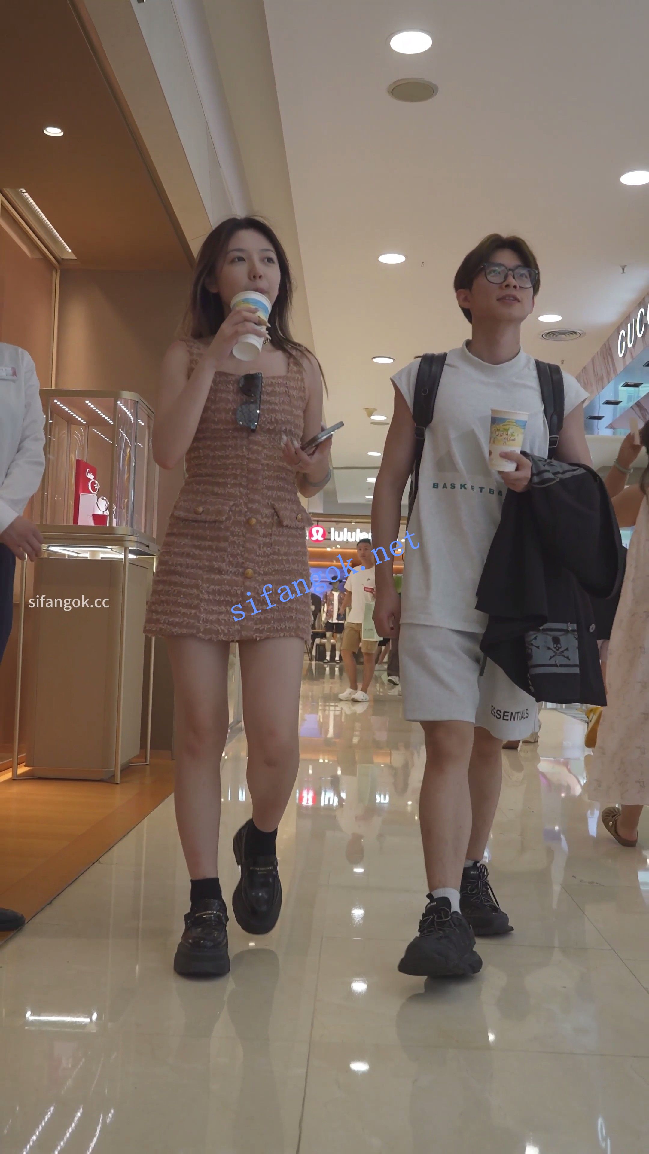 (BC-AA-633)蕾丝包臀裙美女约会逛街..红色内裤镜头前弯腰CD 预览图 1