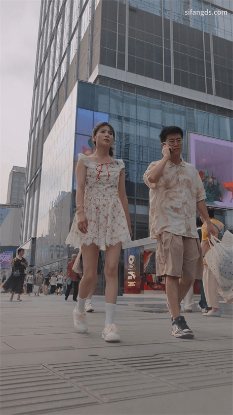 ❣️推荐❣️【商场抄底】短裙黑内裤靓女跟龟男逛街，阴户饱满，目测吸精能力一流，龟男有福了1V 预览图 1