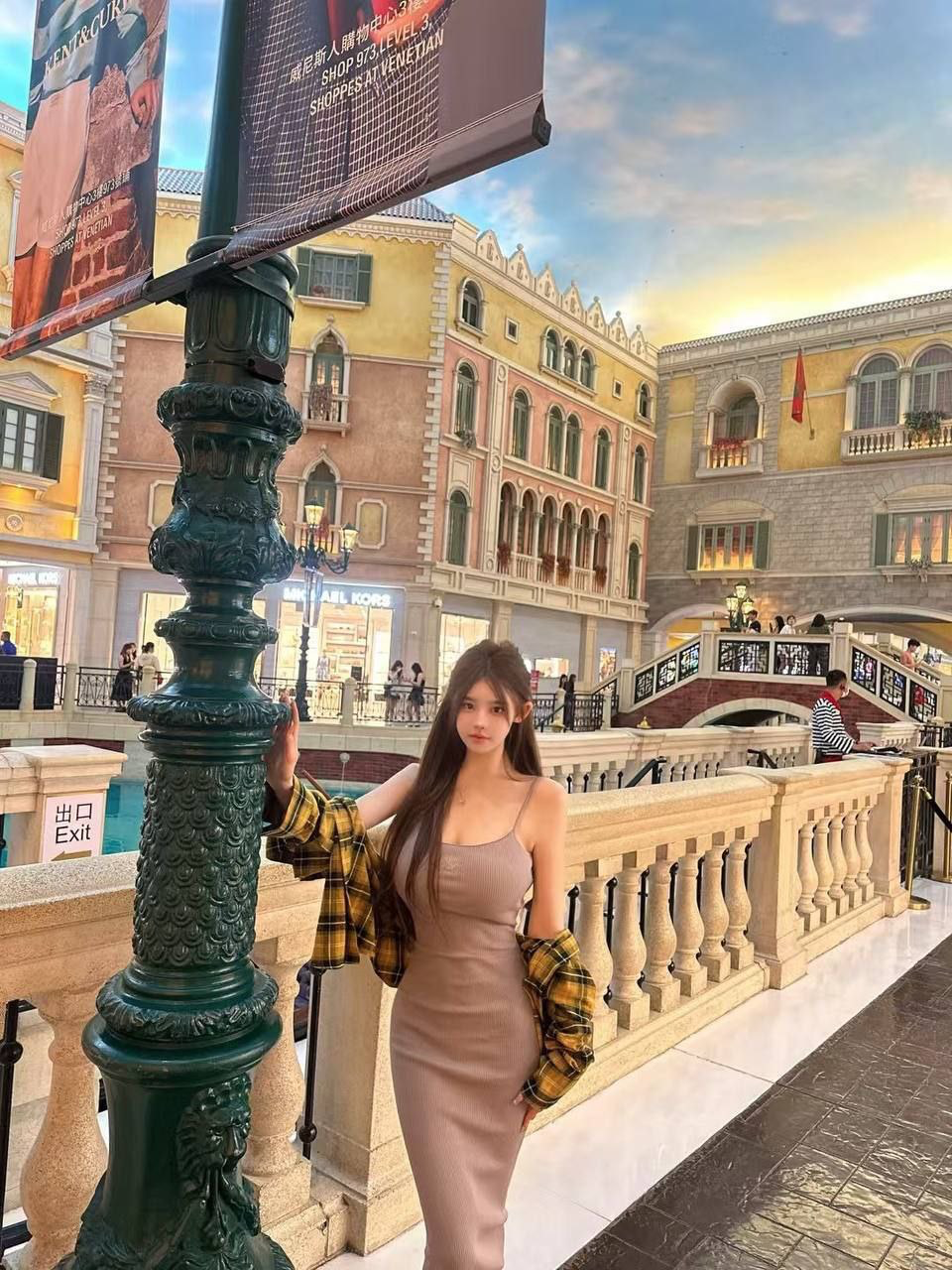 【S级泄密】最新流出空降女名媛和金主酒店激情，网红脸巨乳身材很极品，满背符文后入的时候视觉冲击感很强口活一看就很好包裹感极强 预览图 1