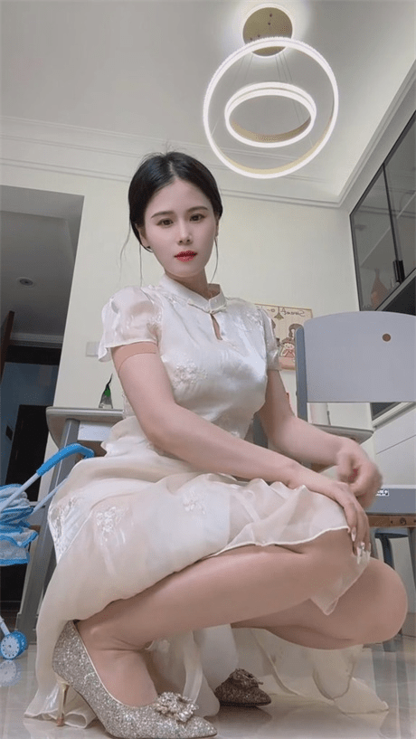 ❣️推荐❣️抖音极品少妇【然然妈】隔壁老王都馋哭了，肤白貌美大长腿，阴毛旺盛掰逼给你看，想射在逼毛上8V 预览图 1