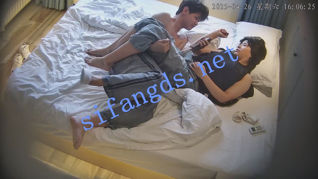 ✅酒店偷拍25年✅爱闻女友的小白袜还夹奶操腿的变态男 预览图 19