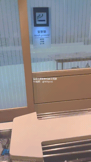 ✅高颜值反差女神『kitty』《在吸烟室和男友做爱》真的太刺激了！穿着性感的纯白礼服，拉着她的手狠狠后入她