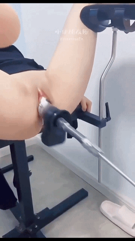 身高170CM的大长腿反差婊小母狗【小伊朋友圈】3P前后夹击！骑黑丝，修长的美腿 顶级蜜桃臀，天生尤物！鞭抽 后入深顶蜜臀 预览图 4