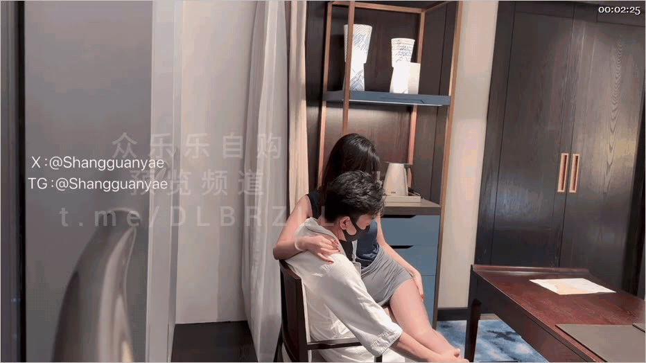 推特04年天生尤物御萝双修完美身材反差模「上官雅儿」黑丝女秘犒劳业务能力不强新员工，性感丝袜美腿，欲望美巨乳，办公桌下口交做爱