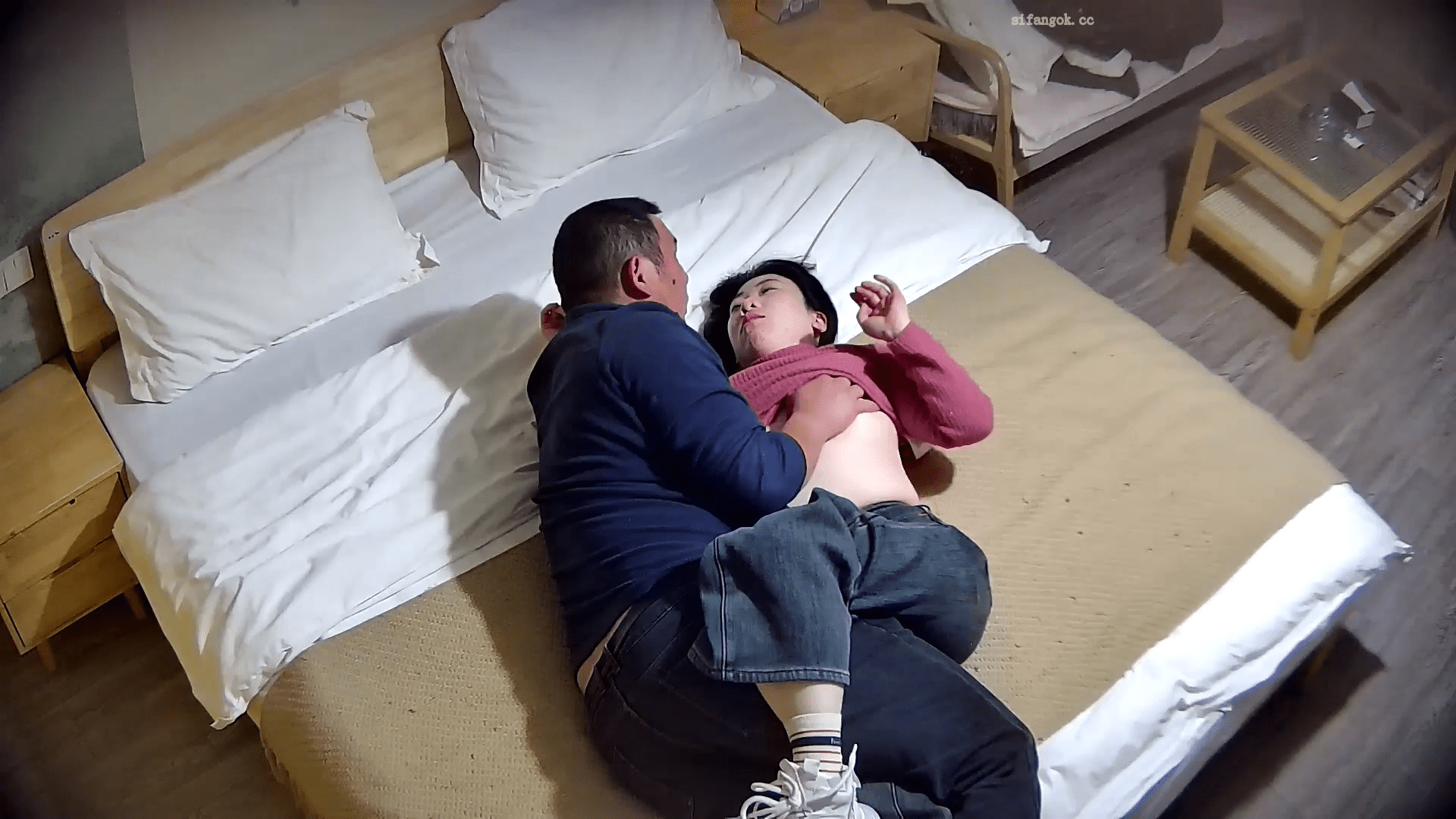 1-10流出酒店偷拍❤️中年老登偷情红衣白肤年轻少妇坐在腿上抽插