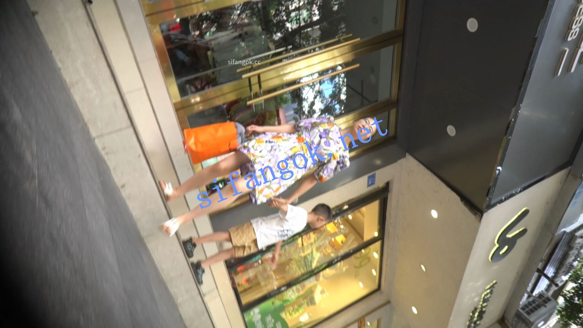 （空城原创）花裙眼镜少妇带孩子逛街，天蓝无痕N包裹肉臀 预览图 1