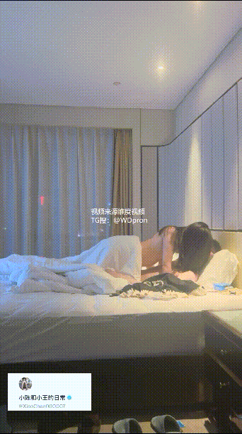 ✅极品00后绿帽情侣『小陈和小王的日常』给小女找个大鸡巴帅哥 一起3P，嘴里一根逼里一根 狠狠满足她(9V) 预览图 9