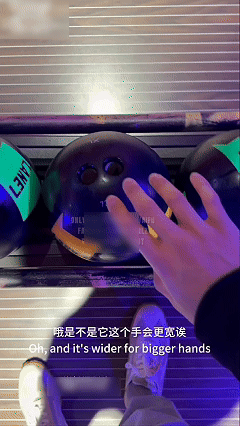 噗噗 pupuwaifu 1月10日同步更新原创博主 在保龄球馆约会【上】【1V_762M】 预览图 1