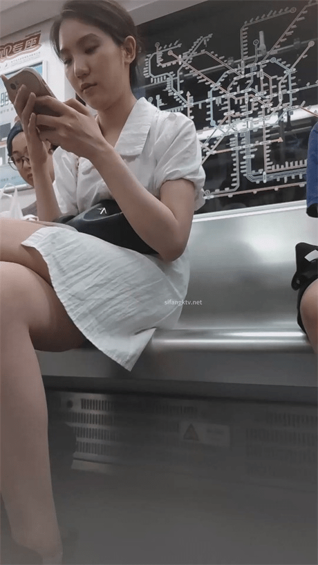 ❣️推荐❣️【地铁抄底】坐地铁去看车展，顺手抄了包臀黑丝，甚至还有个无内，车模身材也在线，想射在车模玉足上8V 预览图 1