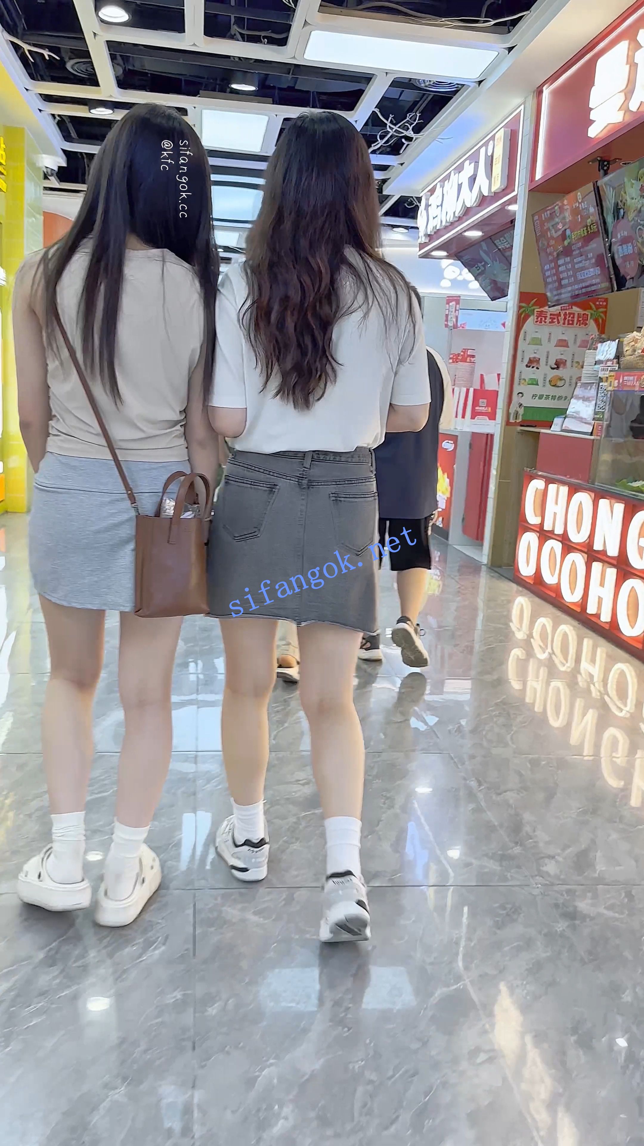 【KFC】短裙少妇·相机放在腿中间CD·弯腰露出粉色无痕骚内 预览图 1