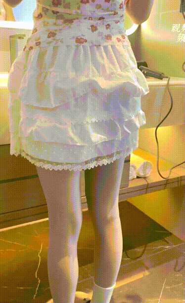 恋足大神『东坡先生』这小脚也很好看，玩的很舒服。好吧，你好好玩你的，那我就也好好玩你的(2V) 预览图 2