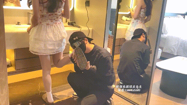 恋足大神『东坡先生』这小脚也很好看，玩的很舒服。好吧，你好好玩你的，那我就也好好玩你的(2V) 预览图 10